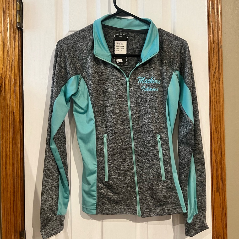 NWT Mackinac Island logoSmall lightweight full zip-up yoga jacket mint/charcoall